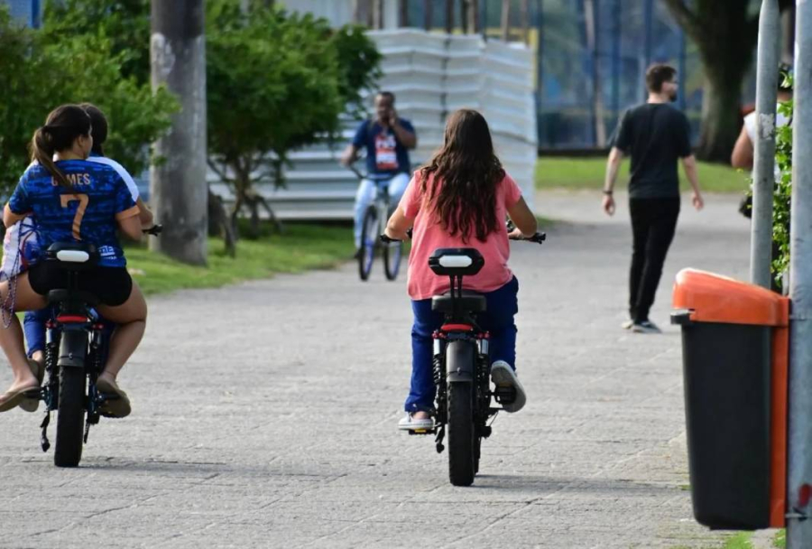 Projeto proíbe menores de conduzir bike elétrica.