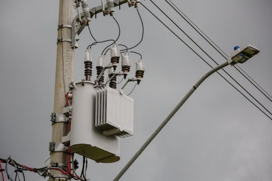 Homem encontrado morto ao lado de poste.