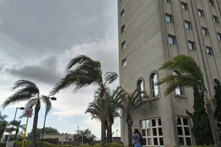 Ciclone provoca tornado, derruba trens e assusta.