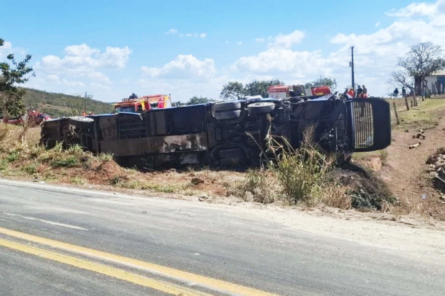 Grave acidente entre ônibus, caminhão e carros