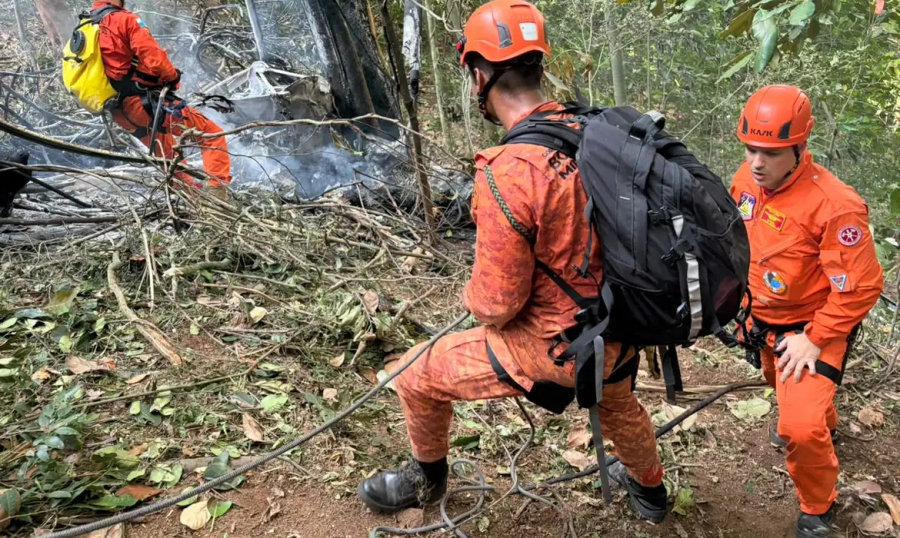 Quatro pessoas morrem em queda de helicóptero.