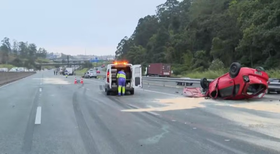 Motorista embriagado capota carro e deixa dois mortos.