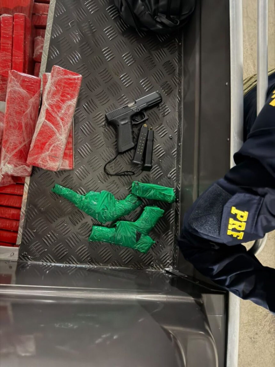 PRF apreende 380 kg de maconha em fundo falso de barco.