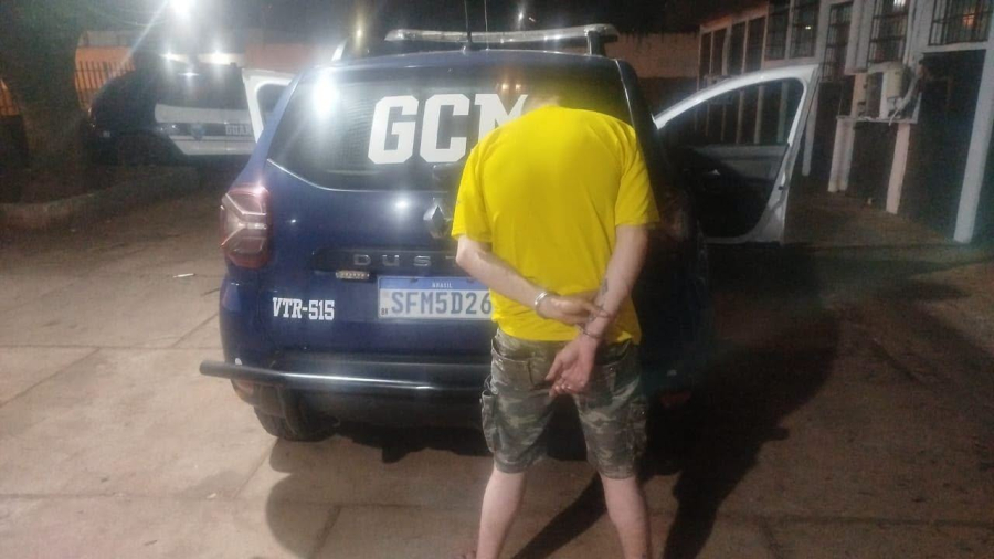 Homem arromba casa, esfaqueia vítima e é preso