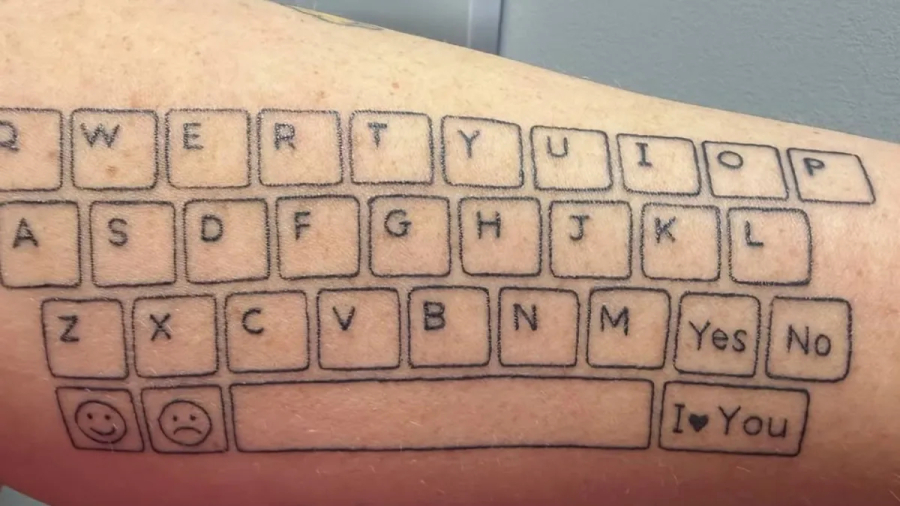 Mãe tatua teclado no antebraço para o filho autista.