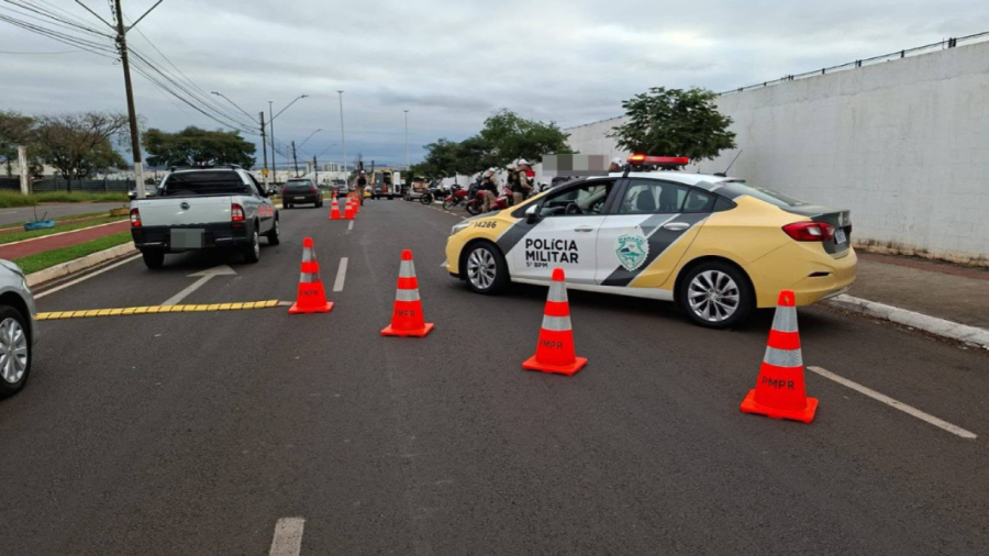 Fiscalização remove 21 veículos e multa 54 outros.
