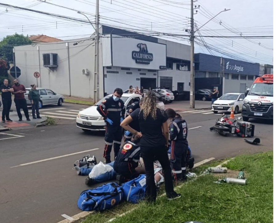 Motociclista morre após batida contra carro.