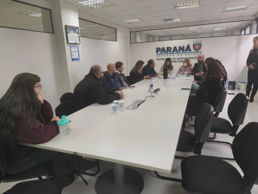 Trabalhadores terceirizados entram em greve.