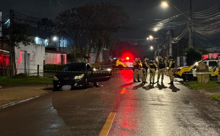 Após ameaçar a ex de morte, resolve apontar arma para policiais...