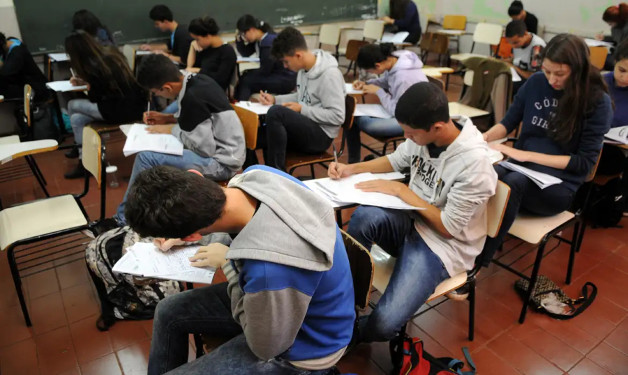 Estudantes devem comprovar informações de inscrição até hoje.