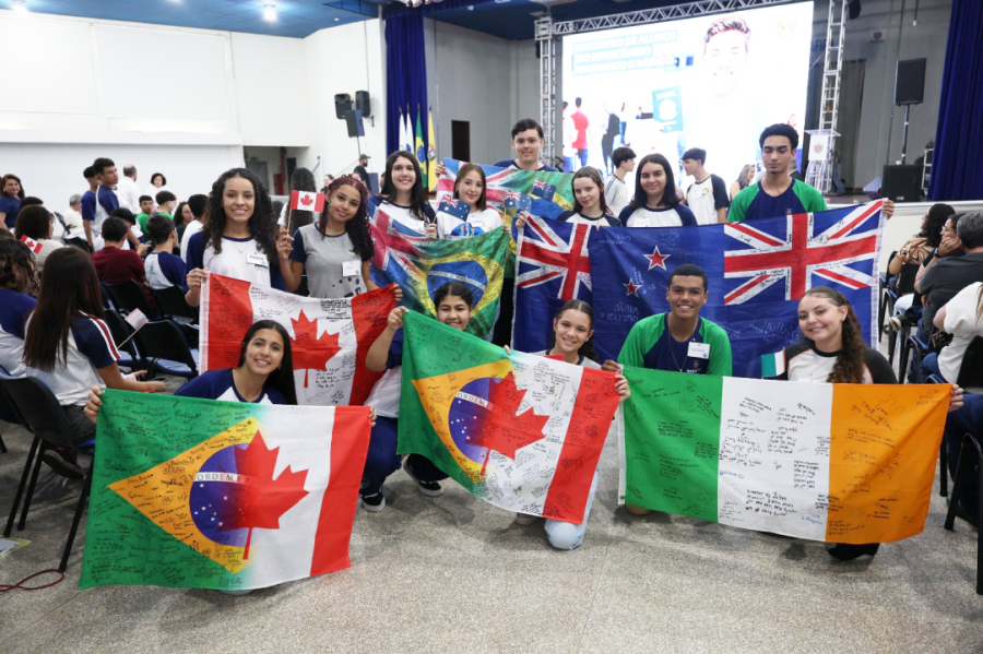 Estudantes do noroeste compartilham experiências.