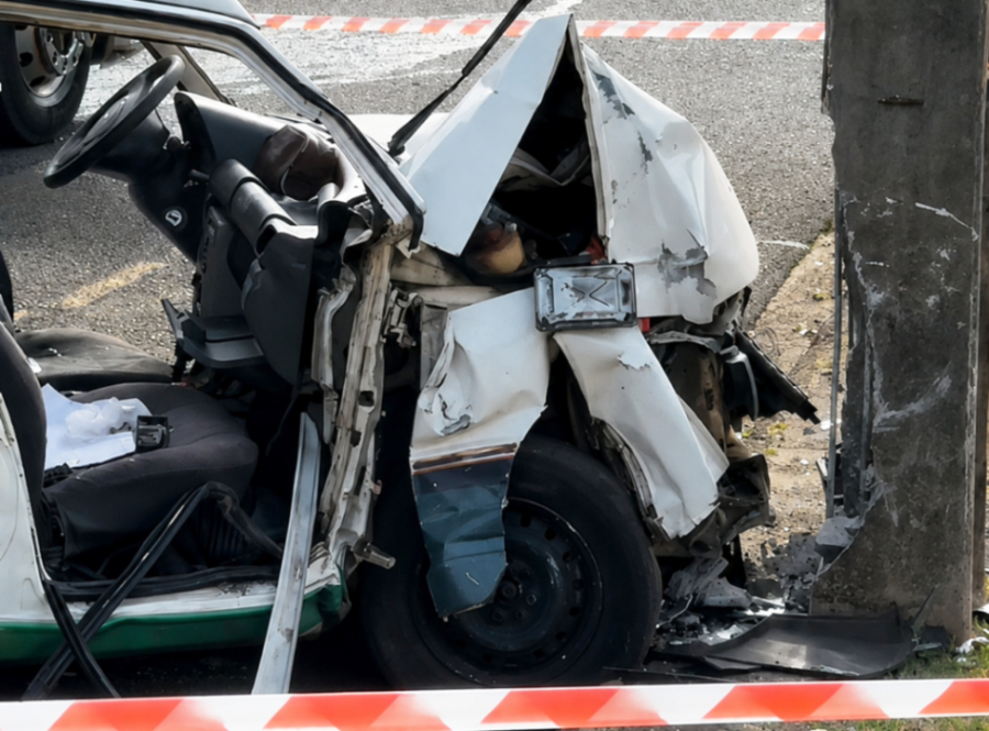 Fiorino fica destruída após colisão contra poste.
