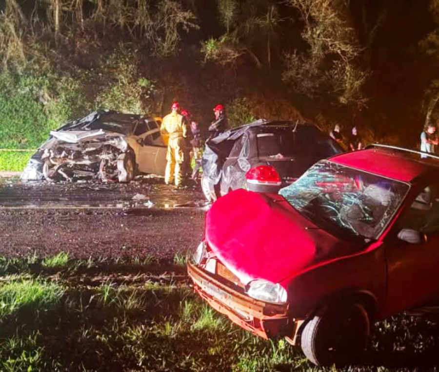 Acidente com 5 veículos deixa dois mortos na 277.
