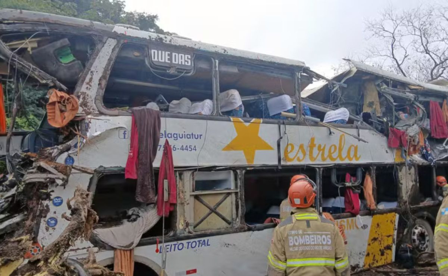 Tombamento de ônibus deixa 10 mortos e dezenas de feridos.