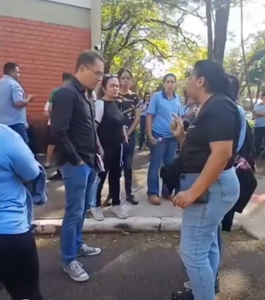 Terceirizados voltam a protestar na UEM