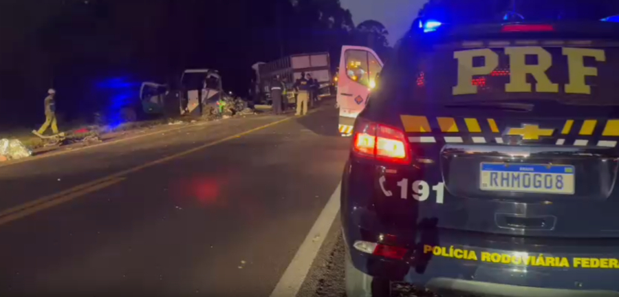 Colisão frontal na BR-373 mata 23 pessoas