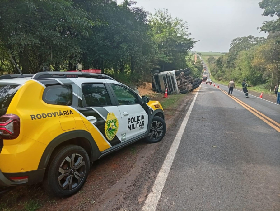 Caminhoneiro tomba carreta e é preso por embriaguez