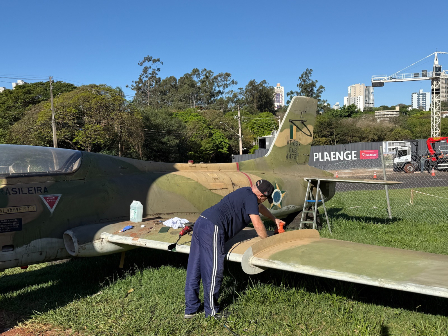 O avião Xavante começa a ser restaurado.