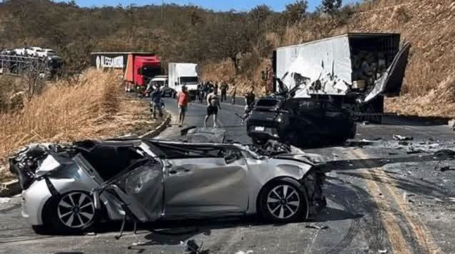 Acidente com quatro carretas deixa um morto.