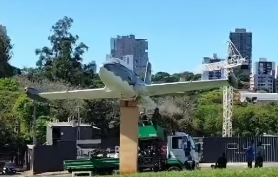 Avião é restaurado e retorna ao monumento.