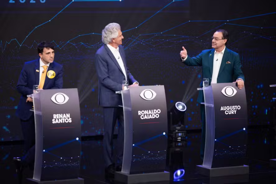 Debate tem críticas às ausências de Lula, Zema e Flávio.