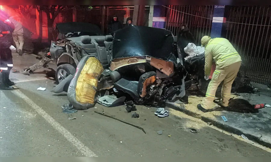 Jovem morre após carro bater violentamente contra poste.