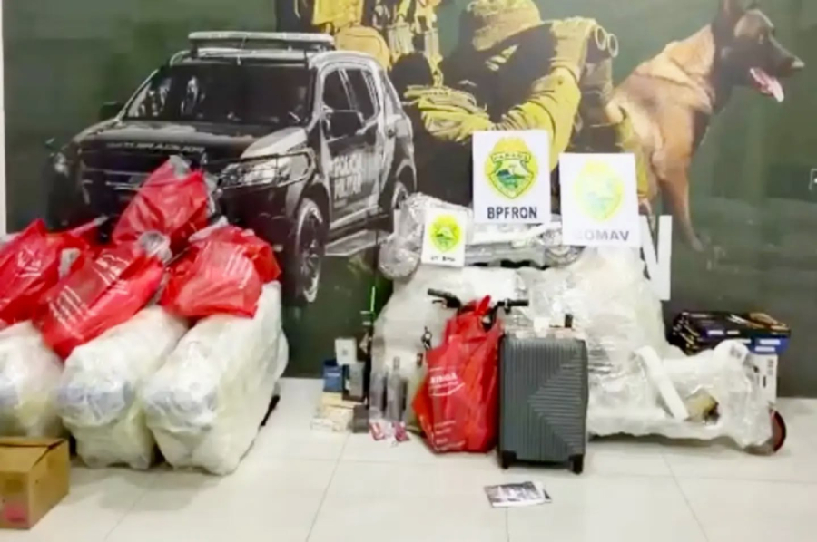 Vereadores com medicamentos e mercadorias.