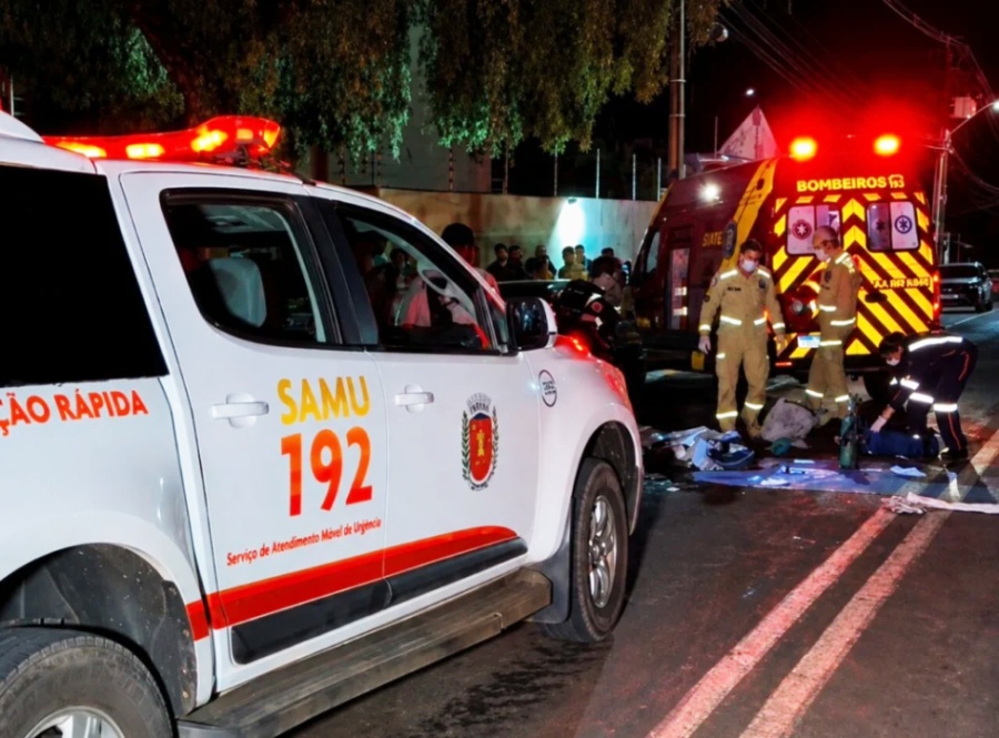 Motociclista em estado grave após ser atingido.