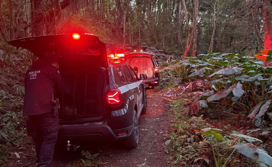 Homem atira na namorada durante discussão e a deixa em mata.