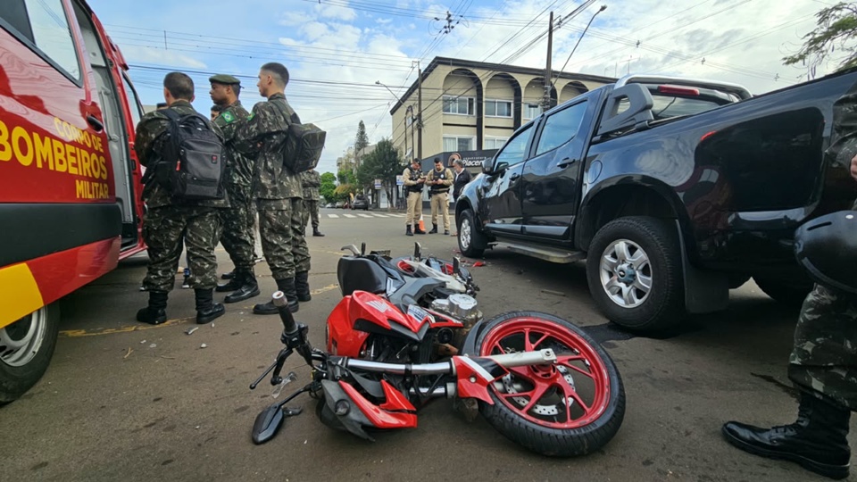 Jovem fica ferido após colisão com caminhonete.