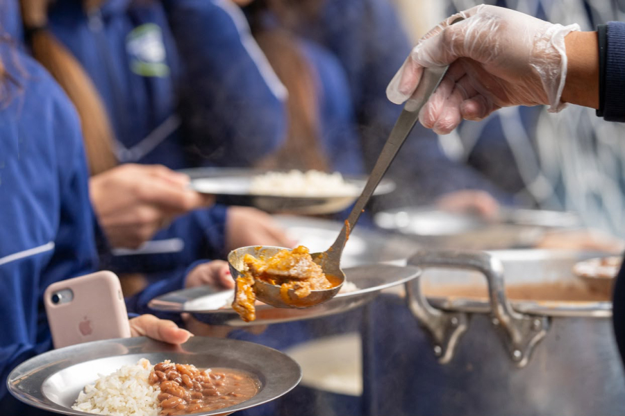 Alimentação especial a estudantes com restrições.