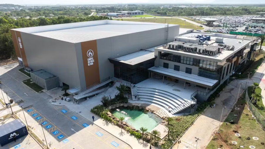 Megaigreja com tecnologia de ponta e até lago.