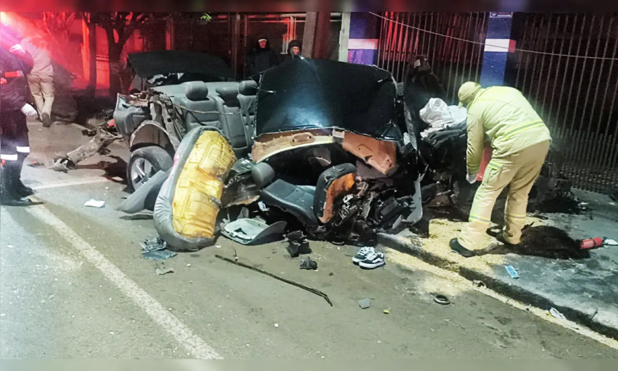 Jovem morre após ser ejetada de carro.