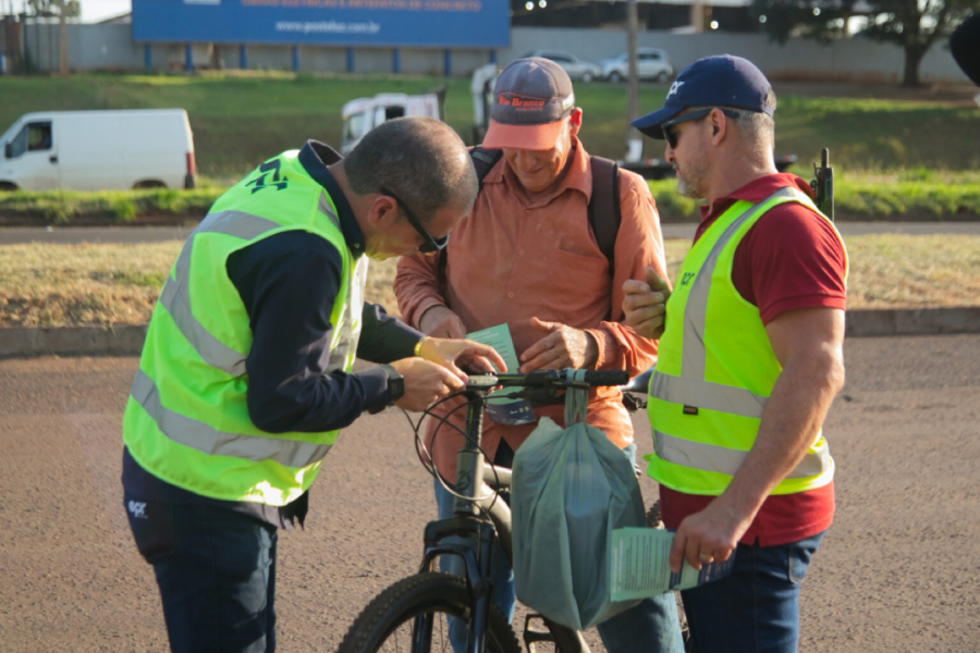 EPR aborda ciclistas na BR-376