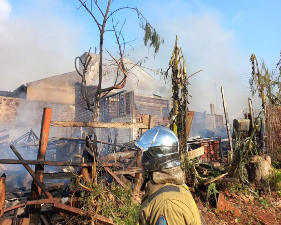 Incêndio destrói casa de de idosos, em Sarandi