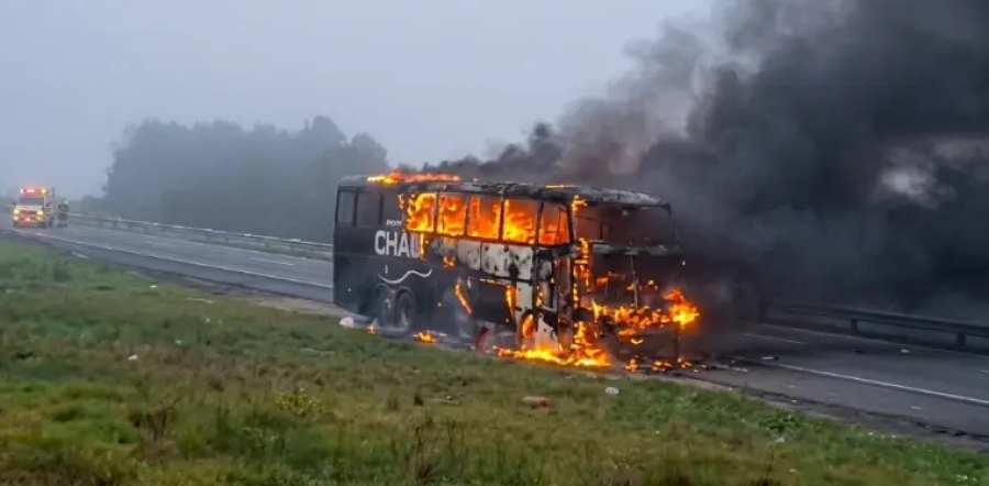 Ônibus de banda gaúcha pega fogo na BR-376