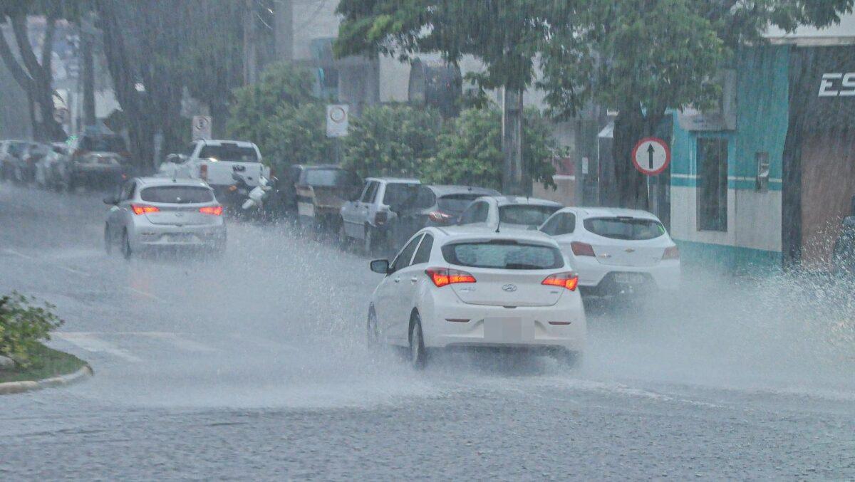 Chuva e períodos de tempo estável em Paranavaí 