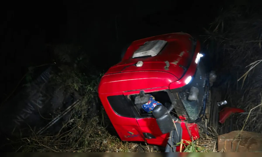 Motorista morre após carreta sair da pista