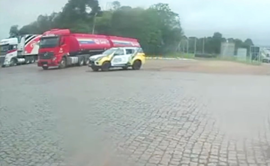 Policiais denunciados por suposto roubo a caminhoneiro.