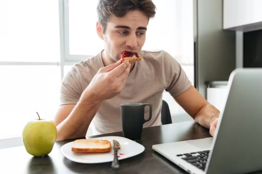 Comer em horários diferentes pode fazer mal.