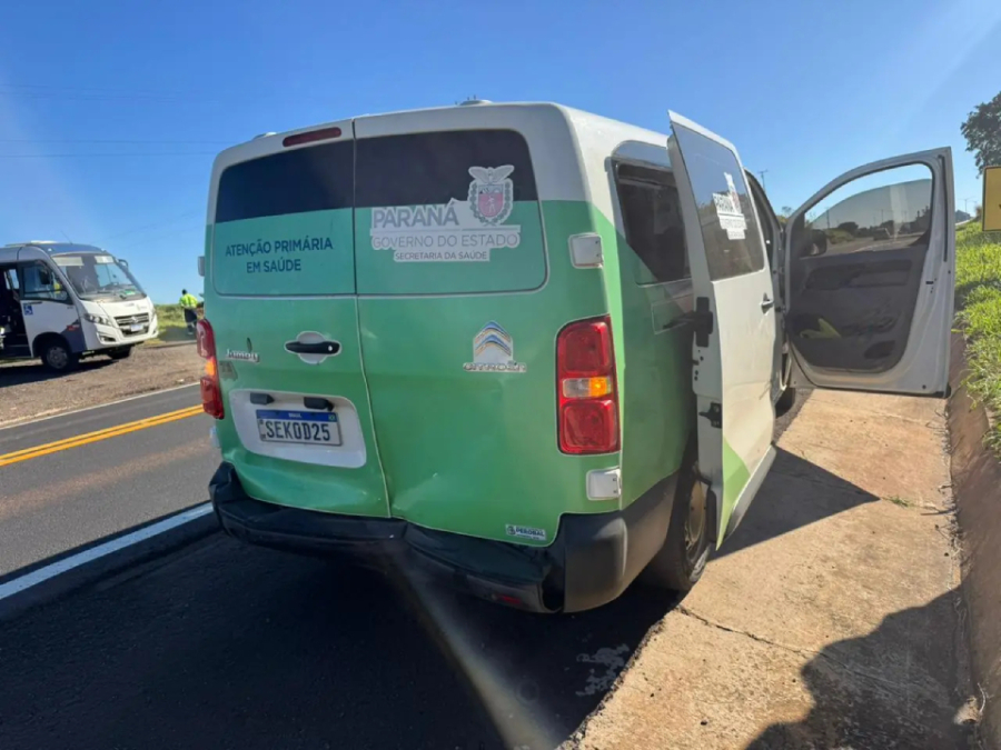 Ambulância com três crianças  é atingida.