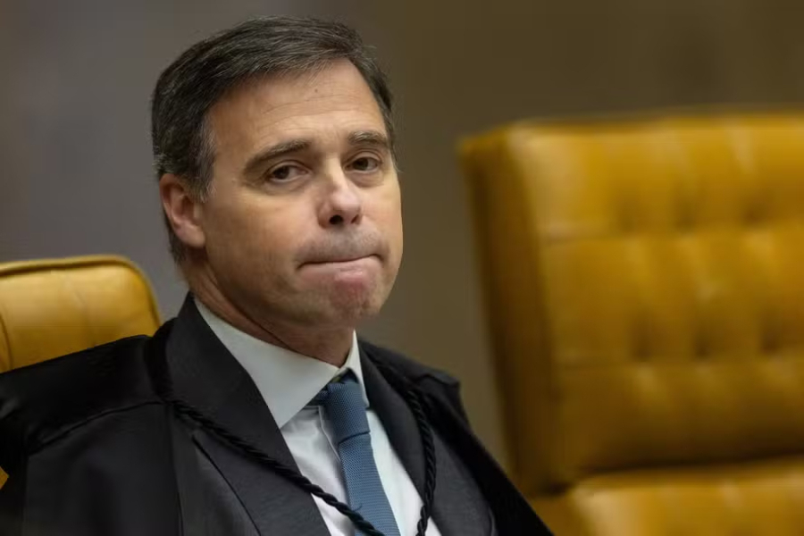 Mendonça mostra notas fiscais dos ternos.
