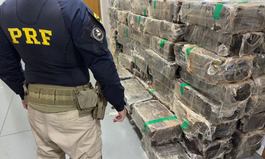 PRF encontra quase duas toneladas de maconha.