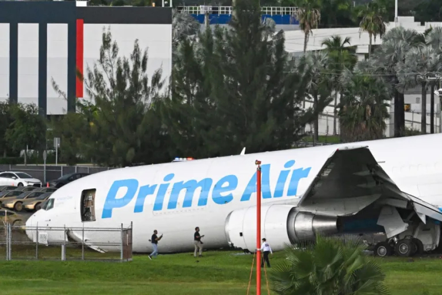 Avião de carga sai da pista em Miami.