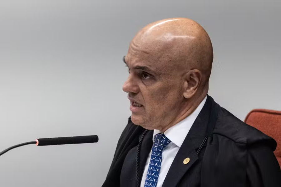 Moraes faz igual os réus que ele julgou.