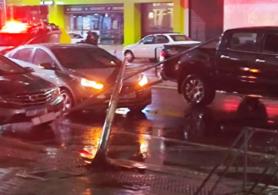 Temporal derruba árvores e postes em Maringá.