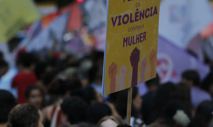 Os canais de denúncia de violência contra mulher