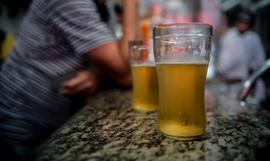 Álcool e cigarro podem causar cegueira.