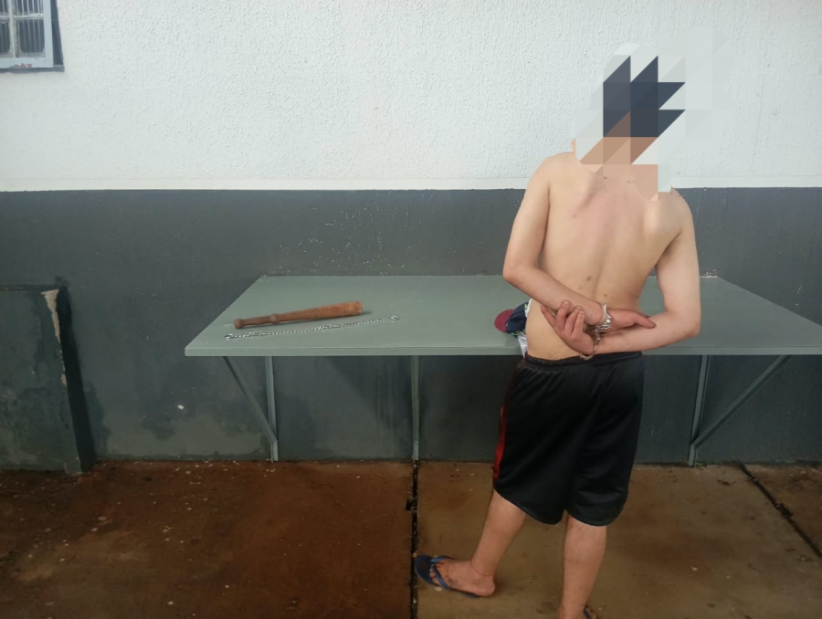 Homem agride o padrasto e esposa com taco.