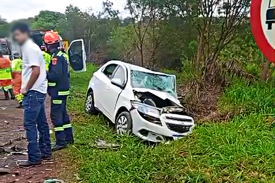 Colisão mata mulher e deixa quatro feridos.